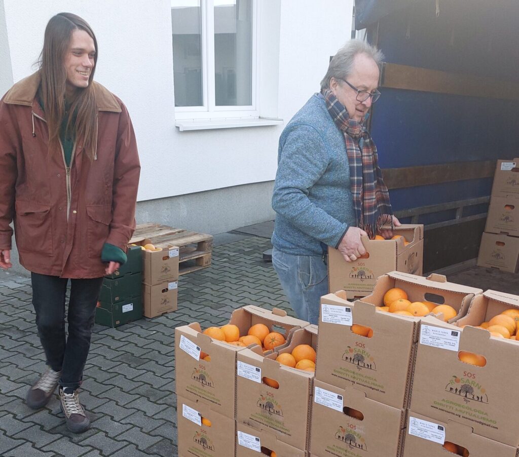 Harris McNeilly und Heinz Francke laden in Münster die Lieferung für Oelde ein