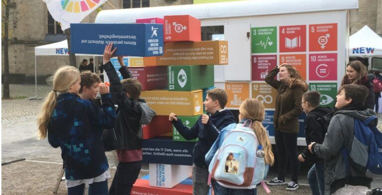 Schüler des Thomas Morus Gymnasiums (TMG) zu UNESCO Tag im Damian Laden